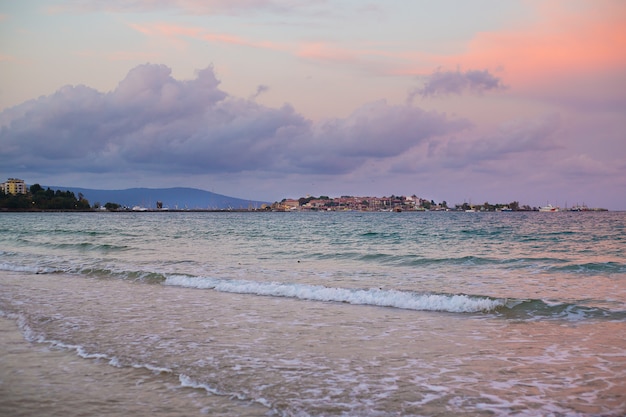 Sehr schöner Sommersonnenuntergang auf dem Meer Bulgarien Nessebar