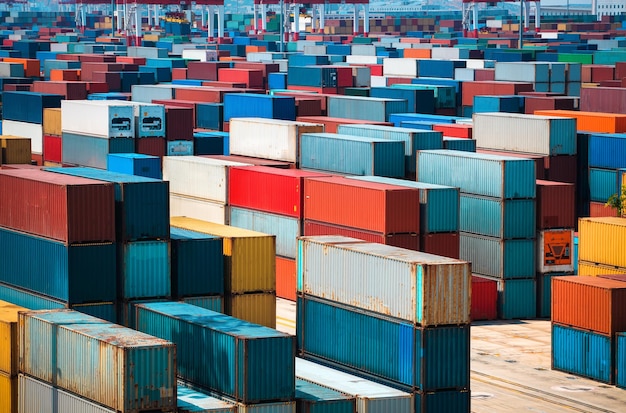 Sehr viele Container im Seehafen von Shanghai