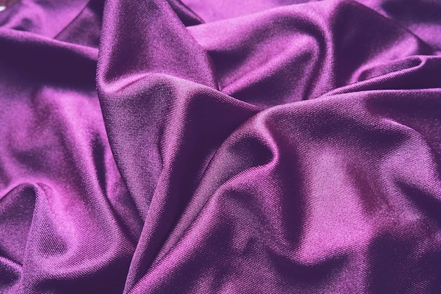 Seidenähnlicher Veloursstoff Textilien in Falten und schönen Wellen Violett-Rosa-Magenta-Töne auf dem Vorhang Nähmaterial für Abendkleider Möbelpolster Gardinen und Interieur