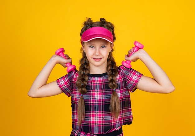 Seien Sie ein starkes Teenager-Mädchen-Training, das sich Fitness-Sportgeräten und -geräten widmet. Gesunder und aktiver Lebensstil voller Energie