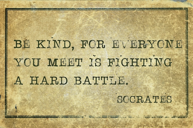 Seien Sie freundlich, denn jeder, den Sie treffen, kämpft einen harten Kampf - das Zitat des antiken griechischen Philosophen Sokrates, gedruckt auf Grunge-Vintage-Karton