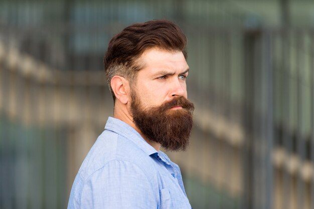 Seien Sie Ihr bester brutaler kaukasischer Hipster ernster bärtiger Mann im Freien Reifer Hipster mit Bart