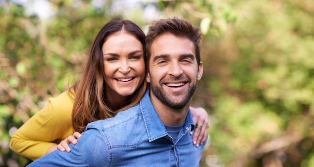 Seien Sie mit jemandem zusammen, der Sie zum Lachen bringt Porträt eines glücklichen jungen Paares, das draußen Zeit miteinander verbringt