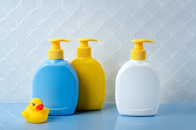 Seifen- oder Shampooflaschen mit süßer Ente im Badezimmer. Badezubehör für Babys