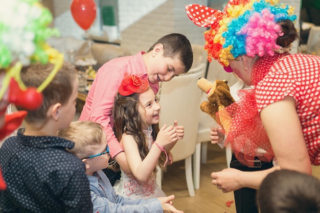 Seifenblasen zeigen Clowns auf Kinderpartys Clowns halten Shows für Kinderveranstaltungen