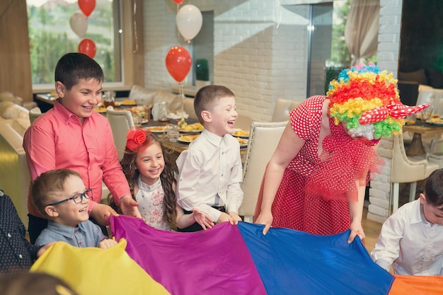 Seifenblasen zeigen Clowns auf Kinderpartys Clowns halten Shows für Kinderveranstaltungen