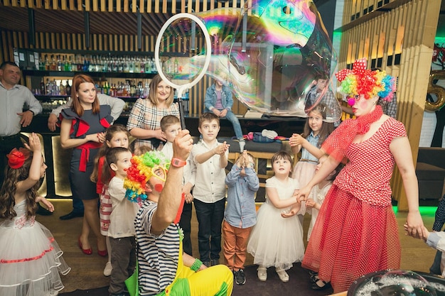 Seifenblasen zeigen Clowns beim Kinderfest