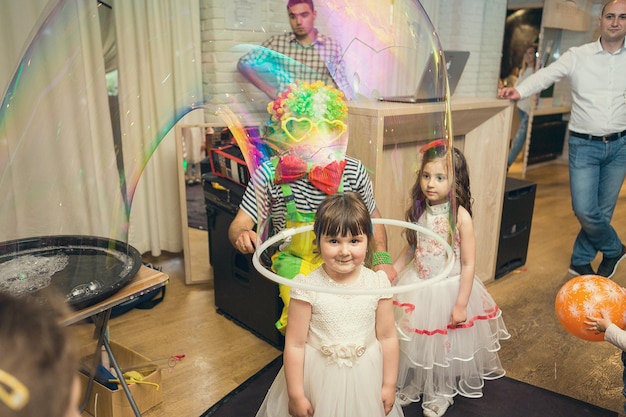 Seifenblasen zeigen Clowns beim Kinderfest