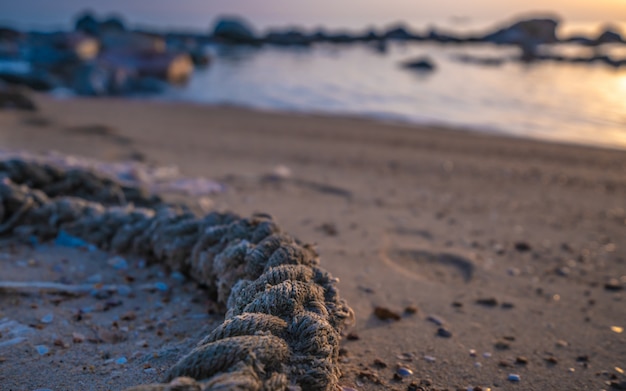 Seil am Sandstrand gebunden