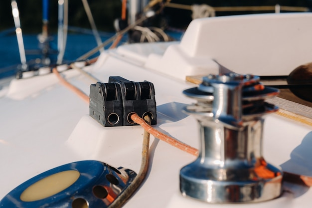 Seil an der Winde einer weißen Yacht im Meer.Yachtausrüstung