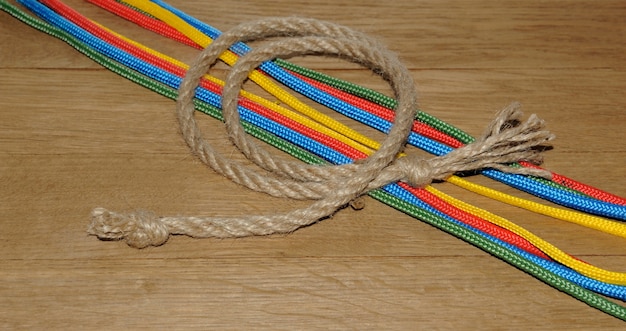 Seil mit Knoten auf dem Hintergrund von Holzbrettern