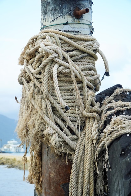 Seil verankert das Boot in den Hafen Ankerseil und Bollard