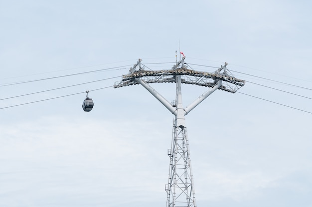 Foto seilbahn auf draht.