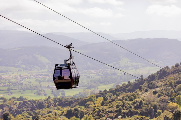 Seilbahn, die auf den Berg fliegt.