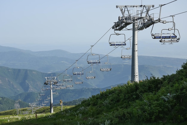 Seilbahn gegen Berge