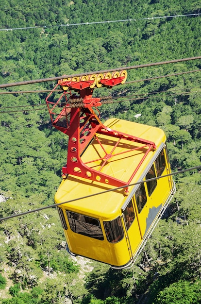 Foto seilbahn hoch über dem wald. russland, republik krim. 13.06.2018. seilbahn mischor - ai-petri