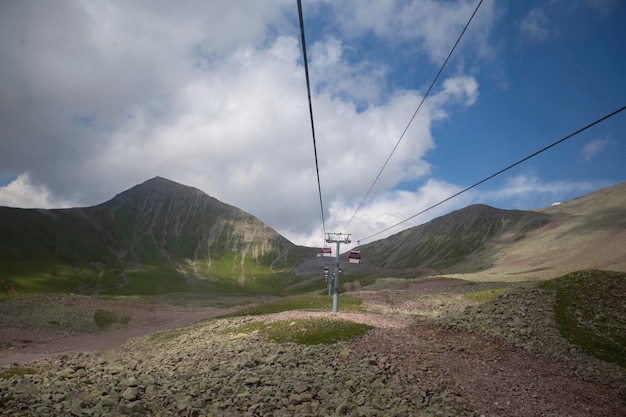 Seilbahn in den Bergen Die Landschaft der Seilbahn der Berge von Georgia