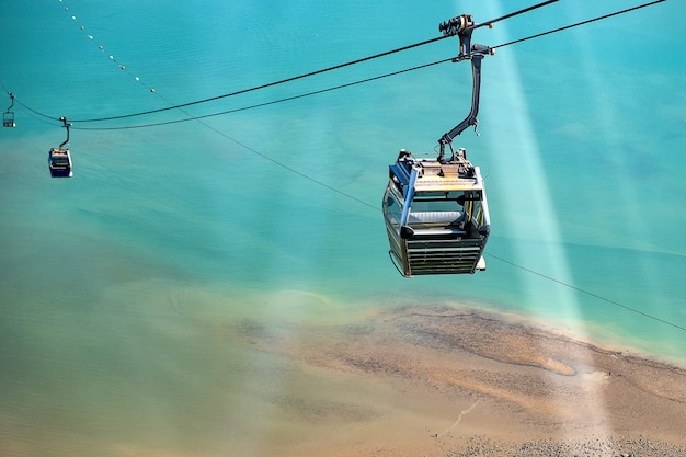 Seilbahn Ngong Ping mit Touristen über Hafen, Bergen und Stadthintergrund