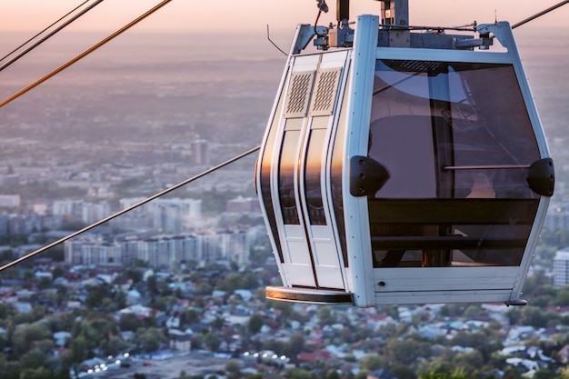 Seilbahn, schöne Aussicht auf die Großstadt