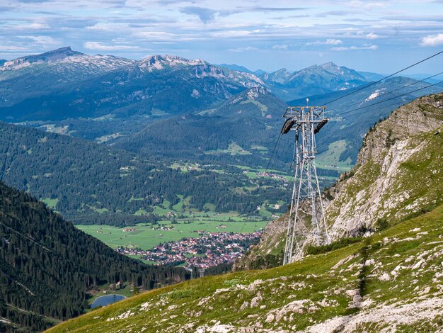 Foto seilbahn über den bergen gegen den himmel