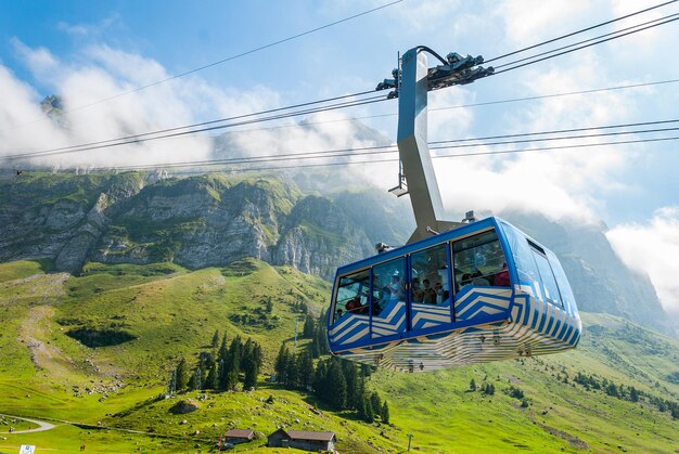 Foto seilbahn über den bergen gegen den himmel