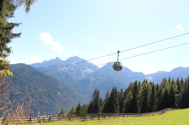 Foto seilbahn über den bergen gegen den himmel