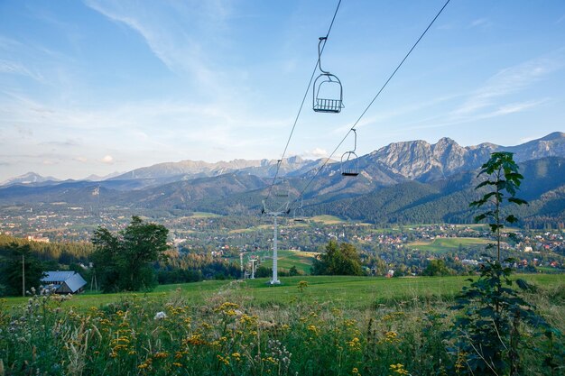 Foto seilbahn über den bergen gegen den himmel