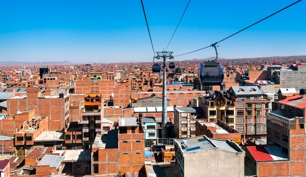 Seilbahn über den straßen von el alto in bolivien