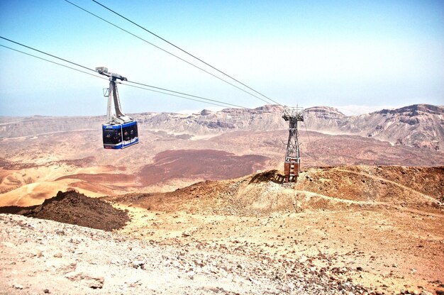 Foto seilbahn über trockener landschaft