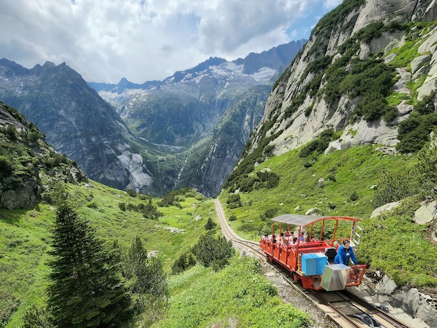 Foto seilbahnfahrt mit bergblick im hintergrund in guttannen schweiz