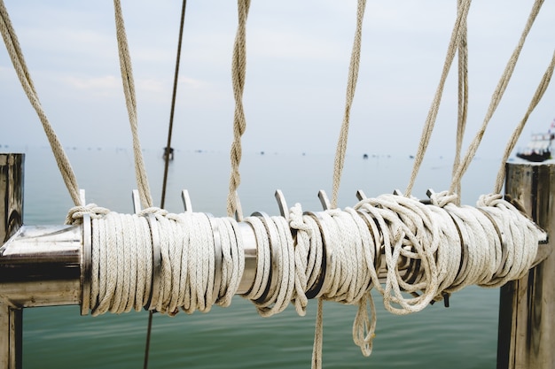 Seilknoten auf Bootsseehintergrund als starke Seesmarinelinie zusammen gebunden.