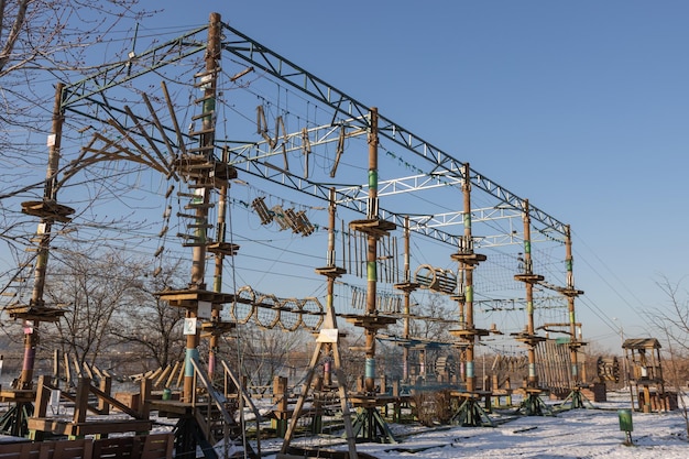 Seilpark Seilbahn ohne Menschen im Winter