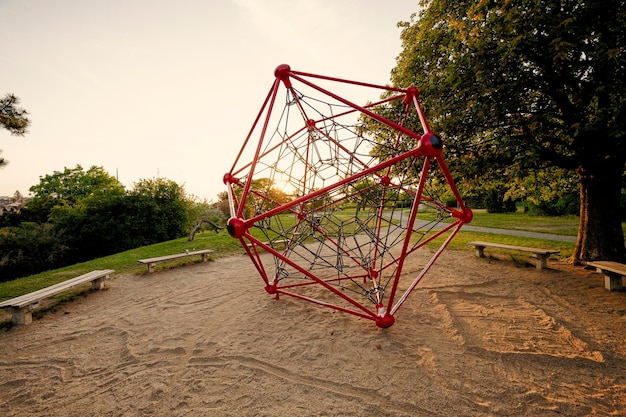 Foto seilpolyeder klettern auf dem spielplatz im freien