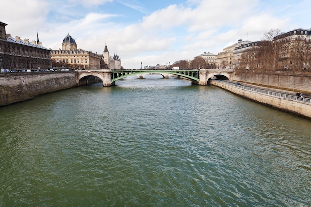 Seineufer und Pont Notre Dame in Paris