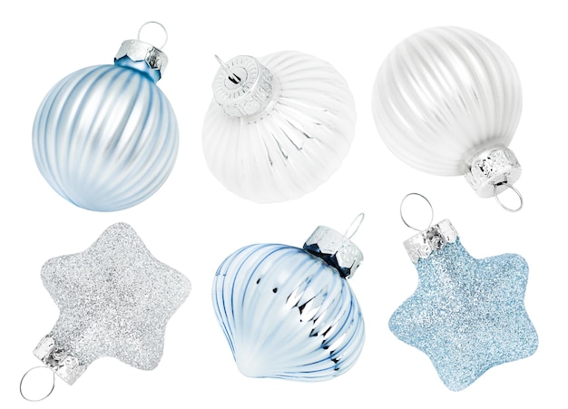 Seis adornos navideños en azul y blanco sobre un fondo blanco aislado