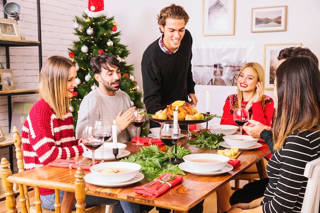 Foto seis amigos no jantar de natal