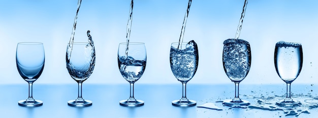 Seis copos d'água, dispostos em ordem crescente.