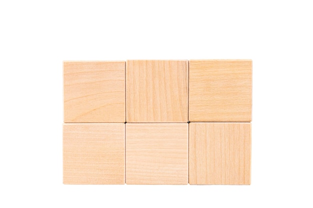 Seis cubos de madera apilados en forma de pared Fondo blanco aislado
