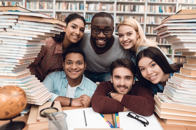 Foto seis estudiantes étnicos de raza mixta en la biblioteca.