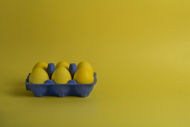 Seis huevos de Pascua pintados de amarillo