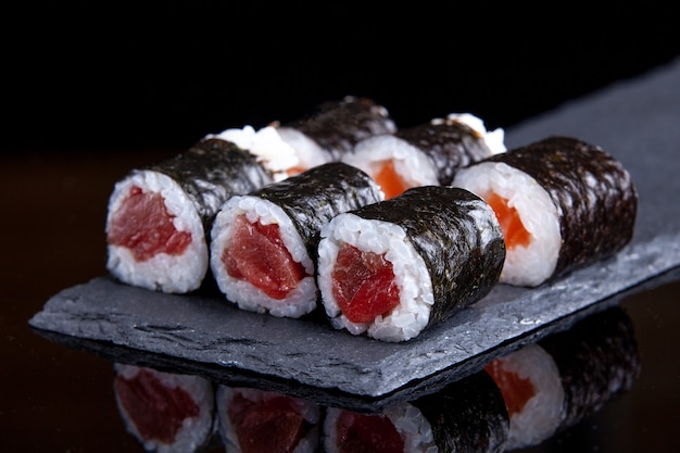 Seis makis de atún en bandeja de pizarra