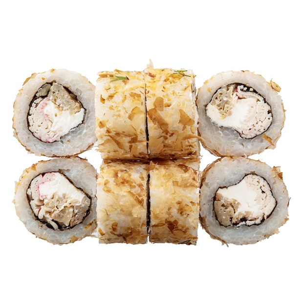 Seis de sushi roll en el fondo blanco Primer plano de deliciosa comida japonesa con sushi roll