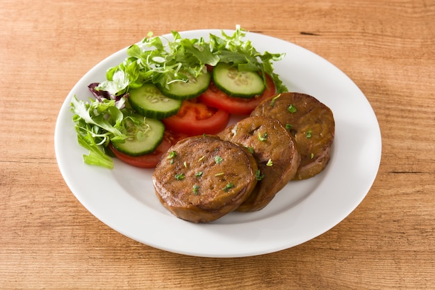 Seitan com legumes na mesa de madeira carne falsa