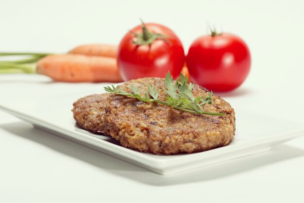 Seitan und Shitake Burger auf weißem Teller