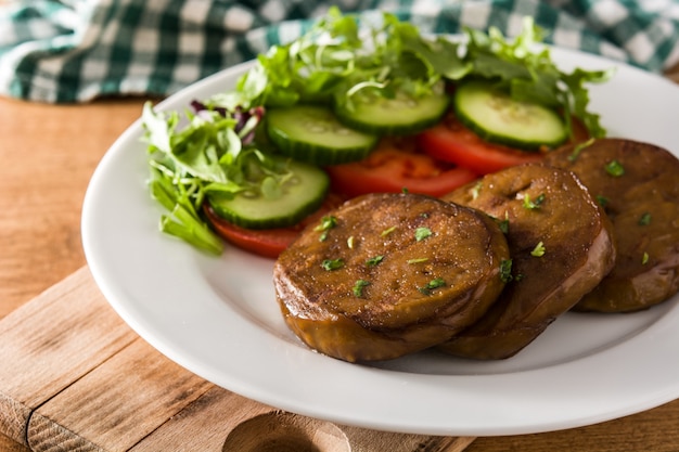 Seitán con verduras en la mesa de madera Carne falsa