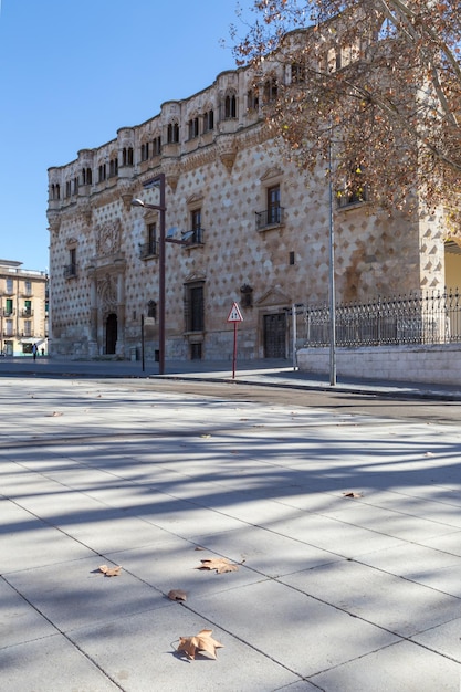 Seite der Hauptfassade des Palastes der Infanterie Guadalajara Spanien anzeigen