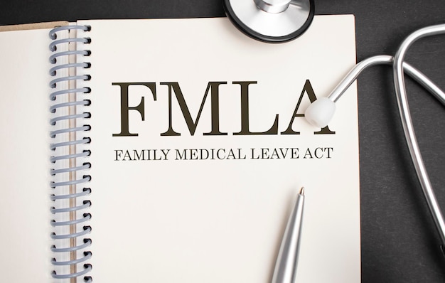 Seite mit FMLA Family Medical Leave Act auf dem Tisch mit Stethoskop medizinischem Konzept