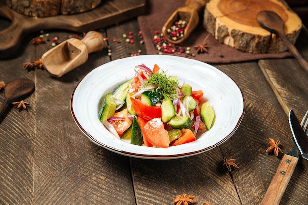 Seitenansicht auf frischem Gemüsesalat mit Tomaten und Gurken