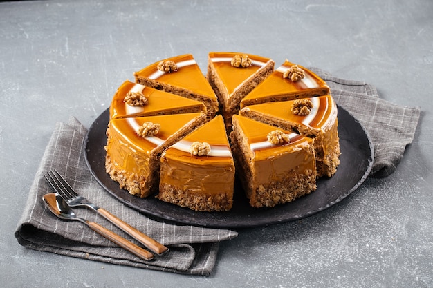 Seitenansicht auf geschnittenem Nusskuchen auf der grauen Oberfläche