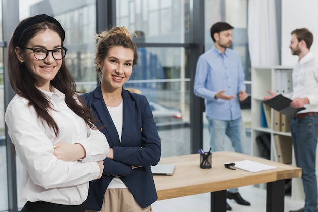 Foto seitenansicht der frau im büro, die auf aussichten auf ein vorstellungsgespräch wartet